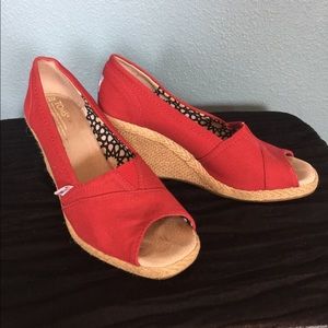 Toms Peep toe Wedges in Red